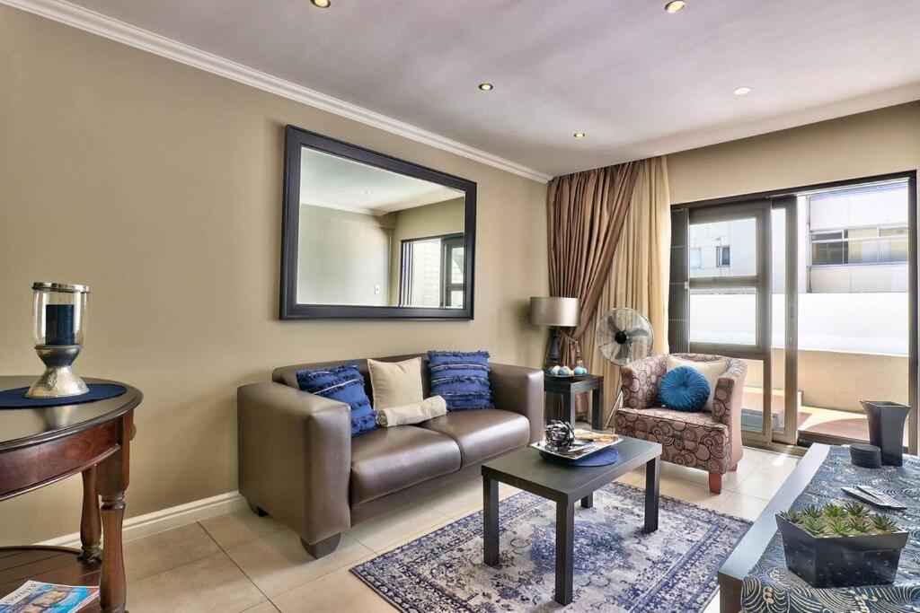 Apartment Bay Point On Rd In Mouille Point *