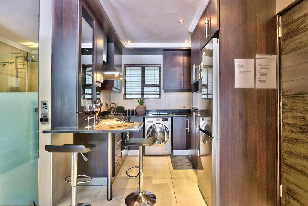 Apartment Bay Point On Rd In Mouille Point *
