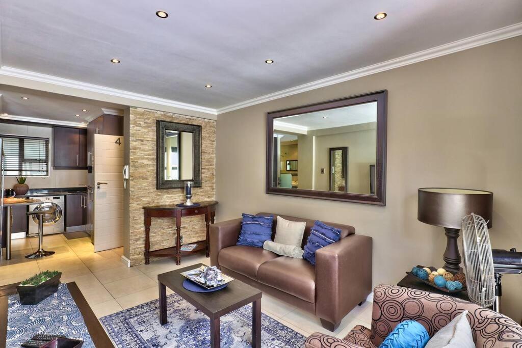 Apartment Bay Point On Rd In Mouille Point Cape Town