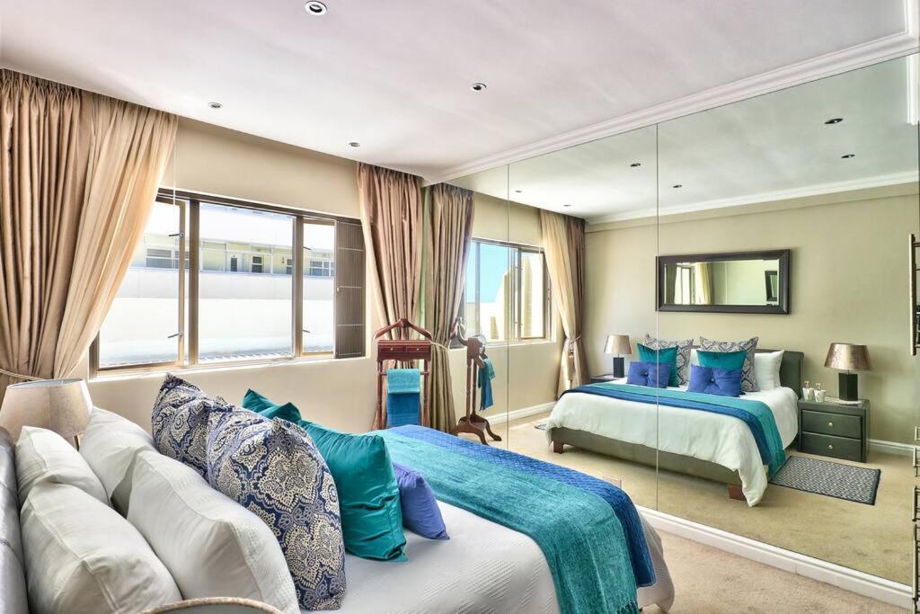 Bay Point On Rd In Mouille Point Cape Town
