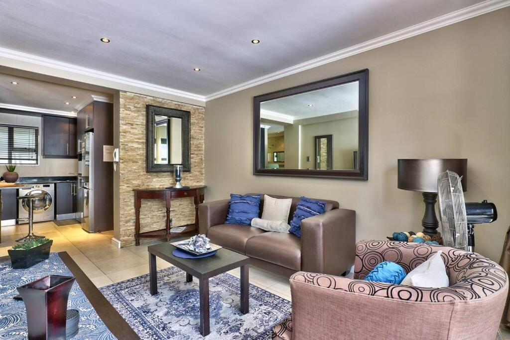 Apartment Bay Point On Rd In Mouille Point Cape Town